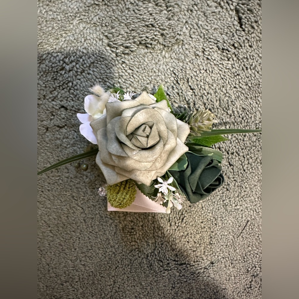 Ling’s Moment men’s boutonniere